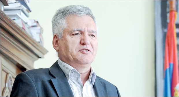 Треба ли просвети министар